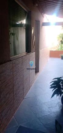 Imagem Casa à venda localizada na Rua Trinta e Três, com 220m² de área total. Possui 3 quartos, sendo 1...