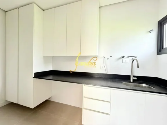 Imagem Sobrado com 04 suítes, 220m² mobiliado e decorado