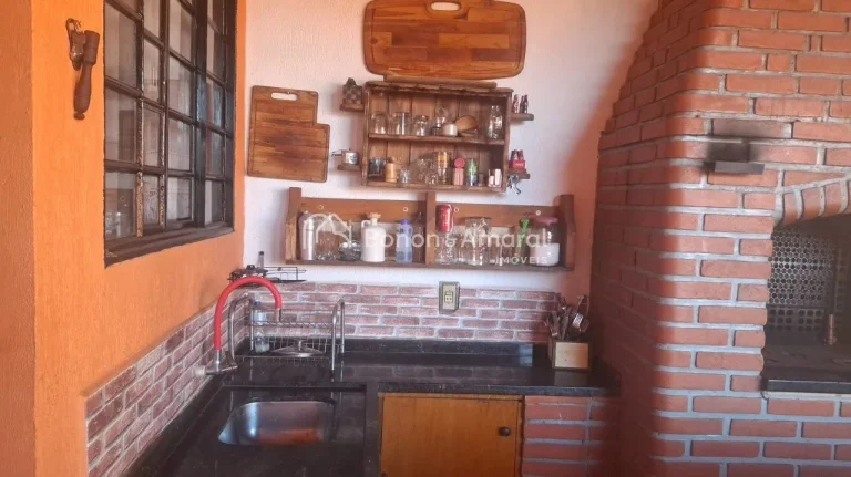 Imagem Com 266m² de área construída, este imóvel conta com uma série de características que vão te e...