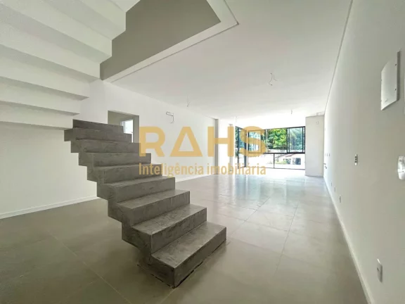 Imagem Ótimo sobrado geminado de ponta, novo, localizado no bairro Glória em Joinville, próximo a Confei...