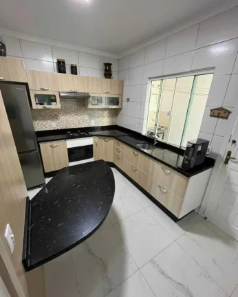 Imagem Sobrado com 3 dormitórios sendo 1 suíte e 1 vaga de garagem em Balneário Camboriú/SC