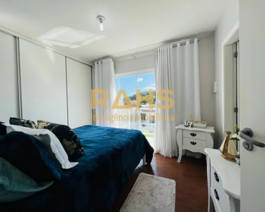 Imagem Sobrado Averbado, aceita financiamento, com 1 suíte e 3 quartos, 2 vagas de garagem à venda no bai...