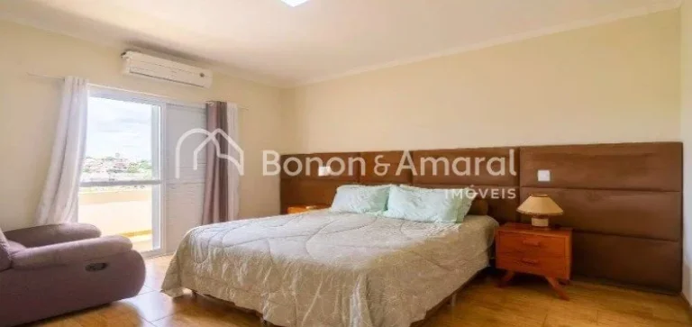 Imagem Esta charmosa casa está disponível para venda em um condomínio tranquilo na cidade de Valinhos. E...