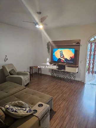 Imagem Três quadras do mar! Casa colonial em Itaparica: 180m², 3 quartos (1 suíte), 2 vagas cobertas, churrasqueira privativa. Condomínio com lazer completo.