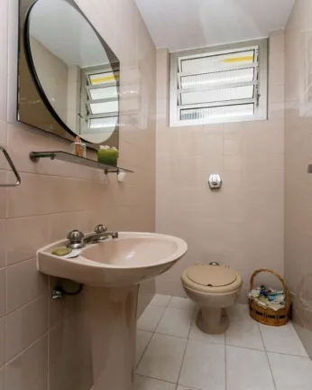 Imagem Apartamento amplo com piso de tacos, living para 02 ambientes, lavabo, 04 dormitórios sendo 01 suí...