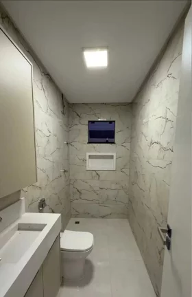 Imagem Casa recém-construída com 2 suítes, 2 vagas e sala comercial – Morretes, Itapema