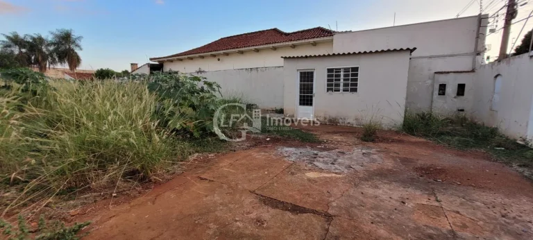 Imagem Casa Comercial para Locação no Bairro Amambaí em Campo Grande-MS: 6 Salas, 7 Banheiros, 20 Vagas de Garagem e 250m² de Área.