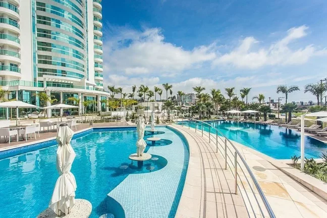 Imagem Belíssimo apartamento com 3 suítes bem decoradas na Praia Brava