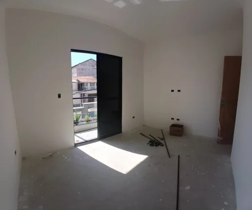 Imagem Sobrado na Vila Lavínia | 2 Dormitórios, Quintal e Sacada em Vidro – Mogi das Cruzes