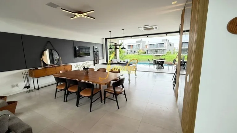 Imagem Sobrado finamente mobiliado e decorado com 472m2 de área construída e piscina