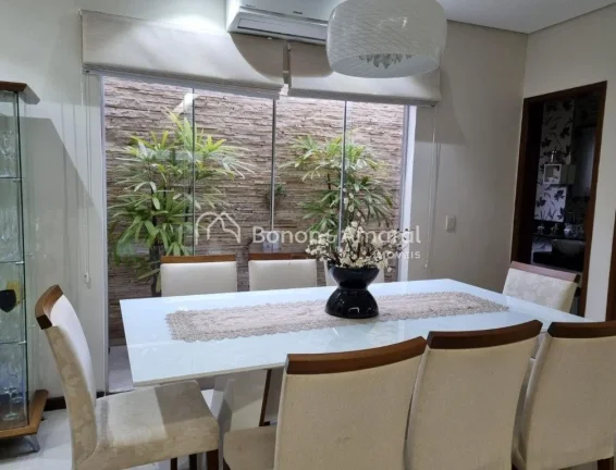 Imagem Casa aconchegante à venda no bairro Capuava, em Valinhos/SP, com ambientes espaçosos e cercada por...