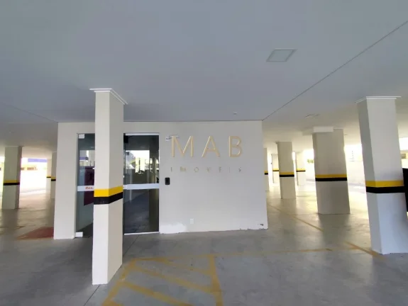 Imagem Apartamento de 2 dormitórios sendo 1 suíte, sala, cozinha, lavanderia, banheiro social, churrasqueira e vaga de garagem. O condomínio conta com elevad