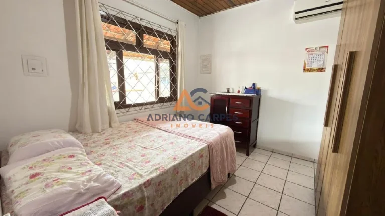 Imagem Casa com 3 dormitórios, Averbada, garagem para 2 carros e quintal gramado a 700m do mar, na Praia de Gravatá em Navegantes - Adriano Carpes imóveis vende