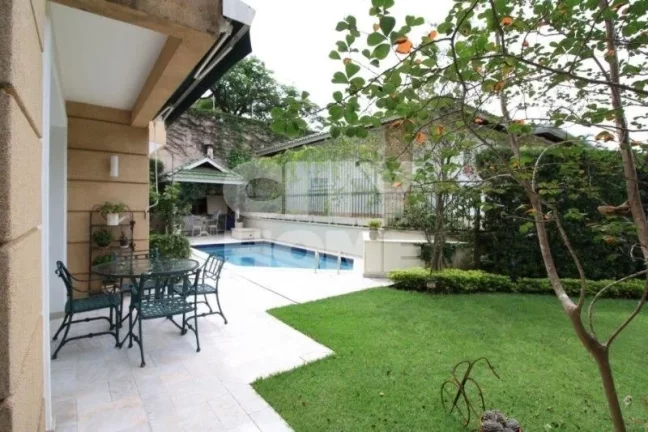 Imagem Casa espaçosa e segura, em condomínio com 07 casas! Situada em bela Praça, no ponto mais tranquil...