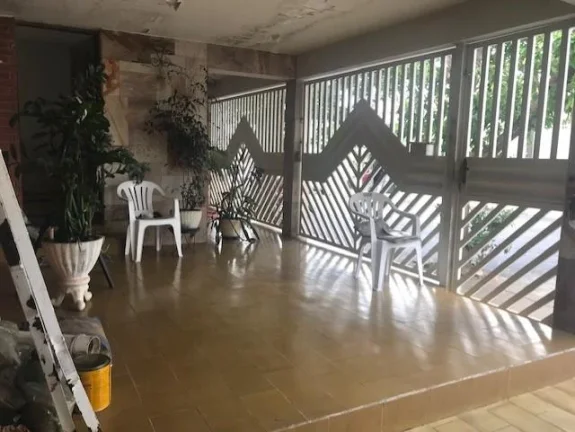 Casa no centro com 3 dormitórios sendo 1 suíte (todos com armários embutidos) , 2 salas , cozinha...