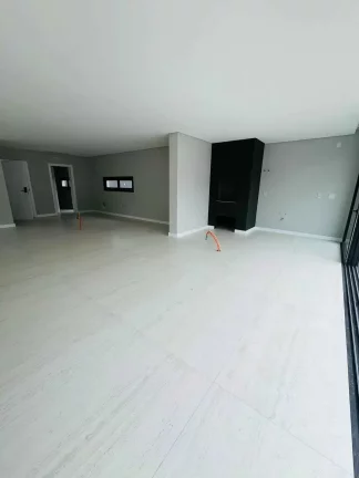 Imagem Casa alto padrão com 3 suítes sendo 1 master e 5 vagas - América | Joinville/SC