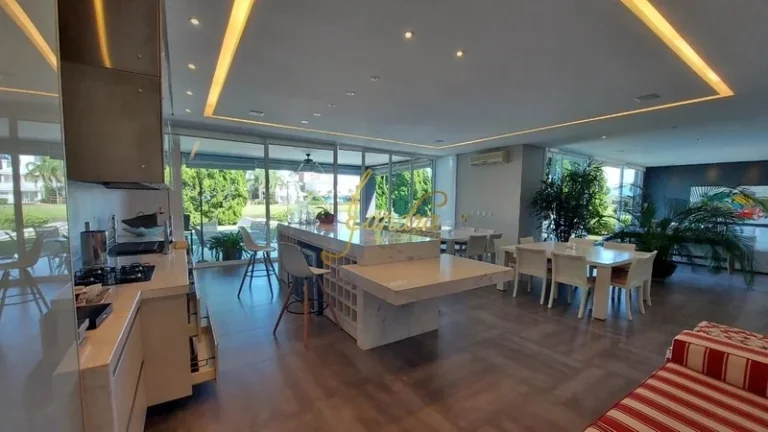 Imagem Lindo sobrado com amplas 5 suítes, piscina e beira lago