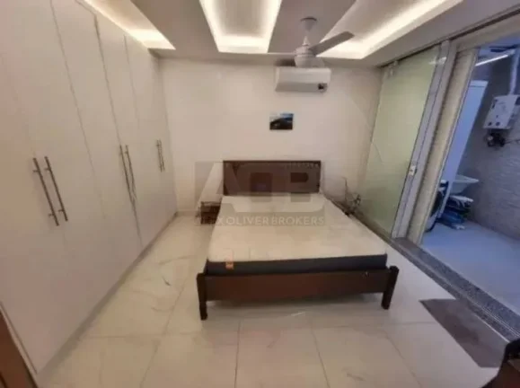 Imagem Apartamento à venda em Copacabana, 48m2, Quarto e Sala, 50 metros da Praia.
