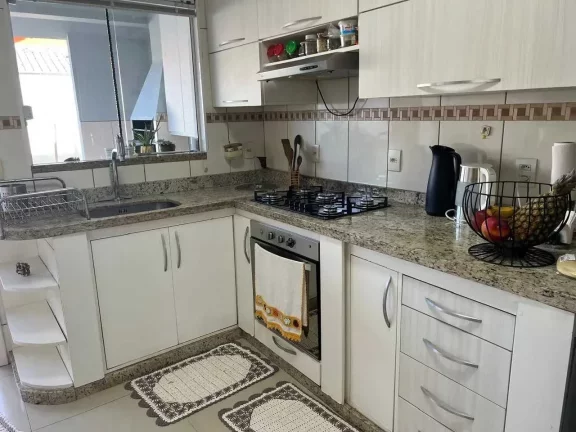 Imagem Sobrado mobiliado com 3 dormitórios sendo 1 suíte e 2 vagas de garagem em Balneário Piçarras