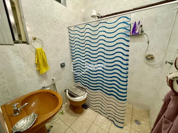 Imagem Esta excelente casa está situada a apenas 5 minutos da orla de Caraguatatuba, no bairro Poiares, um...