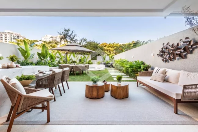 Imagem Casa Triplex de 3 Quartos para Venda na Barra da Tijuca com 338 m²
