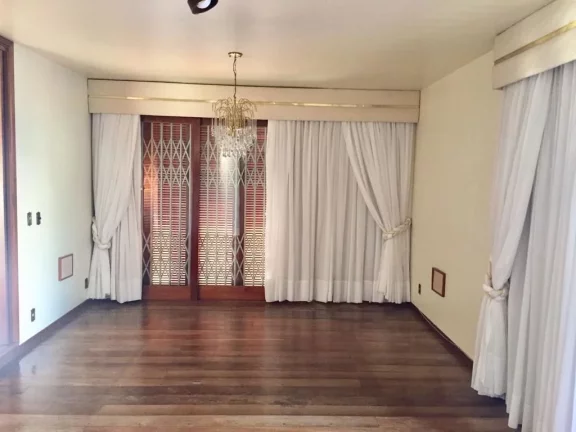 Imagem Casa de alto padrão de 3 Dormitórios e 400 m² de área útil em localização nobre Central de Sa