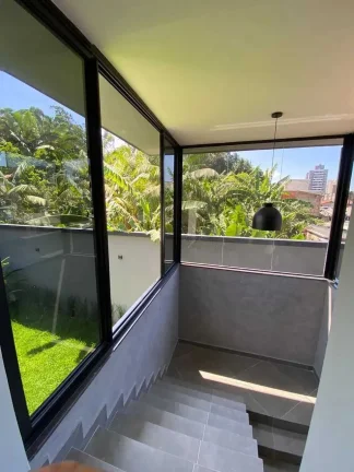 Imagem Casa nova de alto padrão com 4 suítes e 3 vagas de garagem em Itajaí/SC