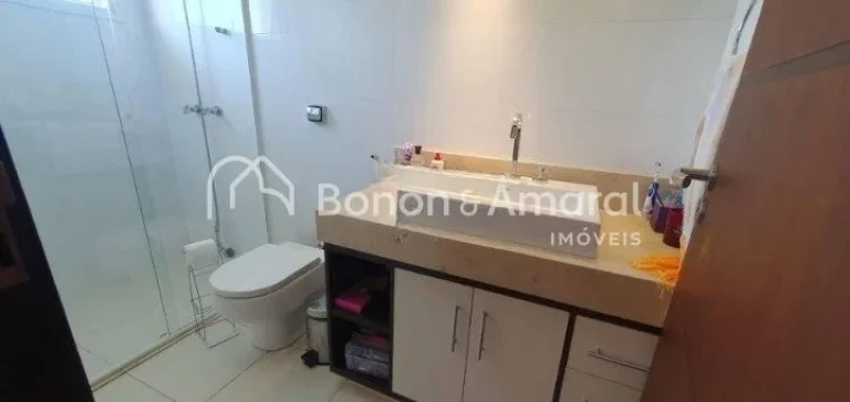 Imagem Lindo e confortável sobrado, com projeto moderno. A residência possui piso térreo com Hall de ent...
