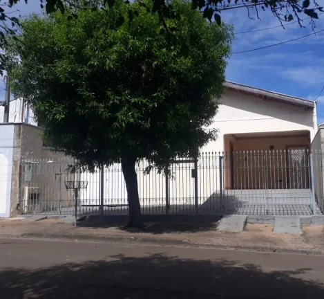 Casa em ótima localização em Santa Terezinha, com 03 dormitórios sendo 01 com AE, sala, banheiro...