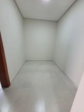 Imagem Casa de Luxo no Condomínio Parque Ibiti Reserva em Sorocaba-SP: 3 Quartos, 1 Suíte, 2 Salas, 3 Banheiros, 2 Vagas de Garagem - 218m².