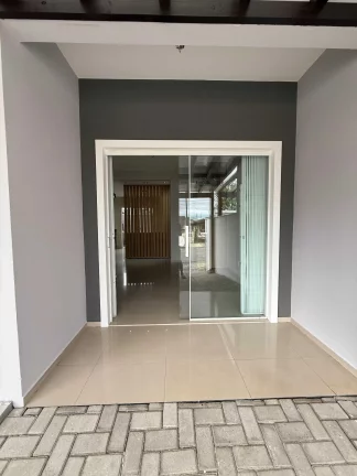 Imagem Geminado com 3 dormitórios sendo 1 suíte e 2 vagas de garagem - Boa Vista | Joinville/SC