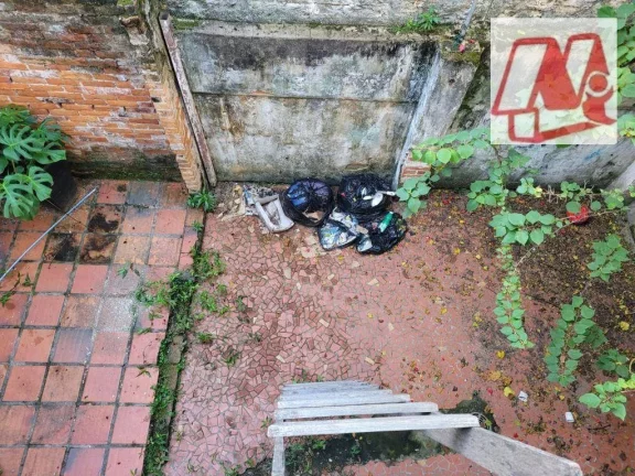 Imagem No bairro Bom Fim, prédio de 2 andares com pátio