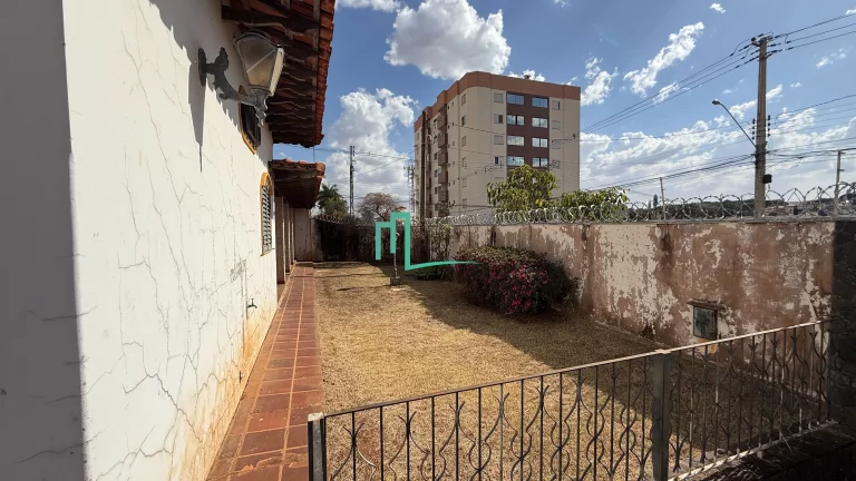Imagem EXCELENTE IMÓVEL COMERCIAL/RESIDENCIAL DISPONIVEL Á VENDA NA VILA INDUSTRIAL EM LOCALIZAÇÃO PRIVILEGIADA DO BAIRRO COM 04 LOTES NO TOTAL.