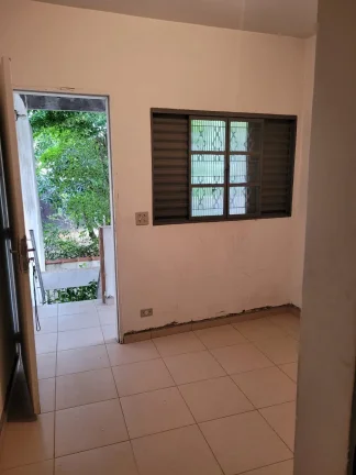 Imagem Casa em uma rua tranquila na Zona Norte - 100M² de área construída, 4 Dorms, 2 Vagas, Cozinha Ampla.