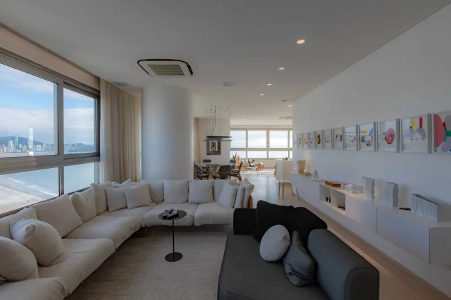 Imagem Apartamento mobiliado com 4 suítes e 5 vagas de garagem na Avenida Atlântica em Balneário Camboriú