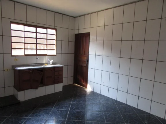 Imagem Encantadora casa de rua disponível para venda, localizada em um bairro tranquilo e de fácil acesso...