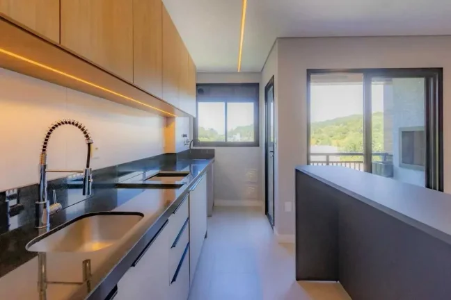 Imagem Apartamento semi-mobiliado com 2 suítes e 2 vagas de garagem na Praia dos Amores