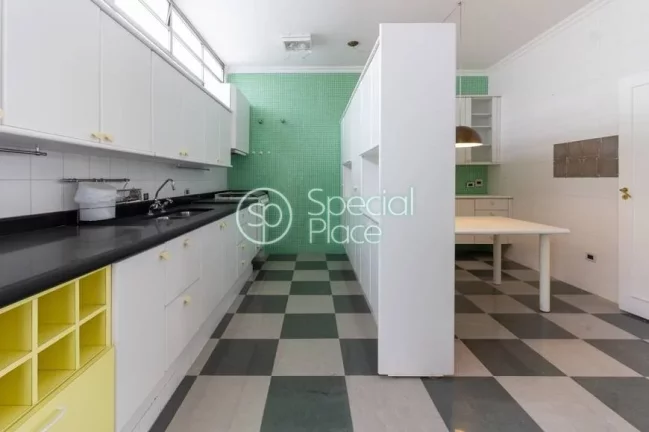 Imagem Linda Penthouse no miolo do bairro. São 231m² de área privativa, 3 dormitórios ( 1 suíte) e 2 v...