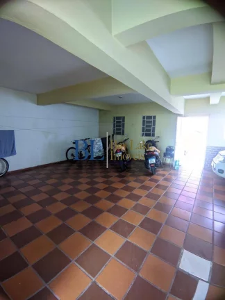 Imagem Casa Ampla com 4 Dormitórios, Suíte e Garagem para Até 7 Carros
