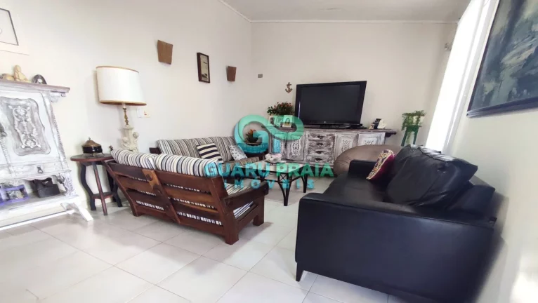 Imagem Sala espaçosa para 2 ambientes, varanda, sala de jantar, 3 dormitórios sendo uma suíte, banheiro social, cozinha, lavanderia, piscina, churrasqueira, 1 edícula com 2 suítes, 5 quartos