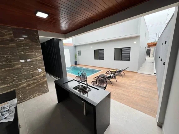 Imagem Casa 03 Dormit?rios, 01 Su?te , cozinha e sala de Jantar, Sala de estar com P? Direito de 5 metros,