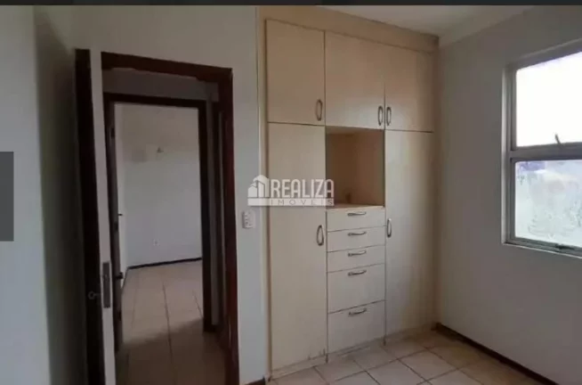 Imagem Apartamento de 3 dormitórios para alugar no Condomínio Residencial Jardim Europa, no bairro Parque do Mirante em Uberaba