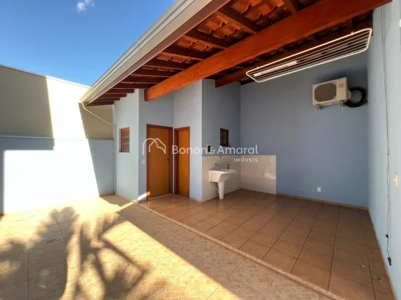 Imagem Casa muito bem distribuída, com 3 dormitórios, sendo 2 suítes. A suíte do pavimento térreo poss...