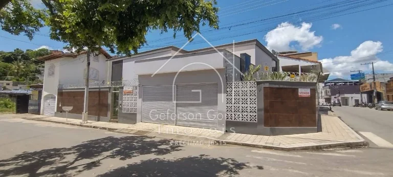 Imagem Casa à Venda - Com cinco dormitórios sendo 02 Suíte - Centro - Mantena - MG