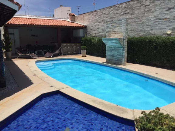 Imagem Casa à venda no bairro Coroa do Meio 4: 4 suítes, vista livre, piscina!