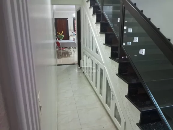 Imagem Sobrade de Alto Padrão 125m², 4 Quartos, 2 Suítes, 2 Vagas, 4 Banheiros, Área de Lazer com Churrasqueira e fogão a lenha no Parque São Vicente, Mauá-SP