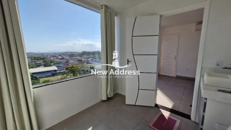 Imagem Casa triplex com vista privilegiada de Vila Velha, sala ampla, suíte com closet e garagem para até 3 carros. Imóvel espaçoso e bem distribuído.