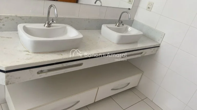 Imagem Um lar pensado para viver bem!

Essa casa no Condomínio Portal do Jequitibá encanta pelo acabament...