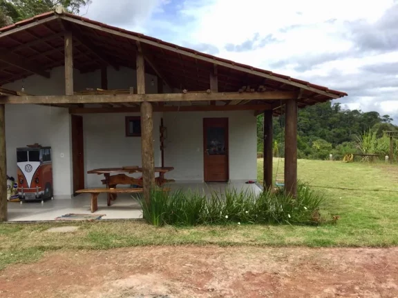 Imagem Sitio com ampla casa térrea com varanda ampla lateral.