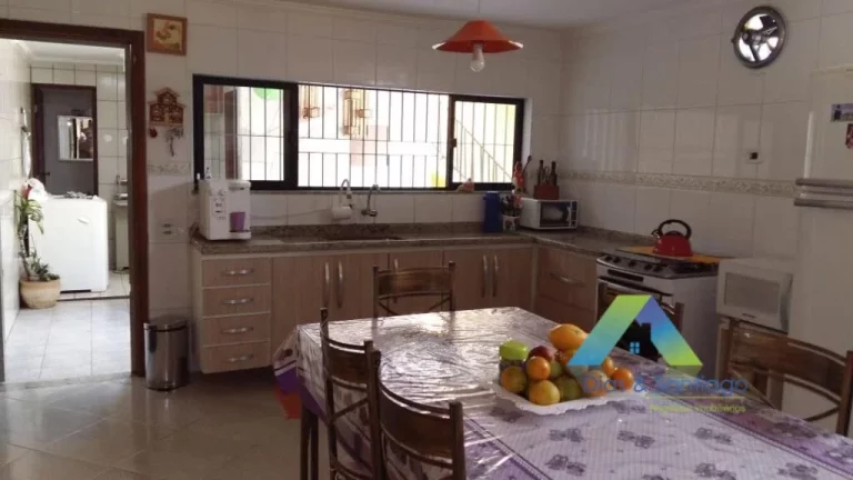 Imagem Lindo sobrado com 3 dormitórios, 4 vagas de garagem em bairro calmo e com amplo comercio nas proximidades, fácil acesso a principais avenidas.